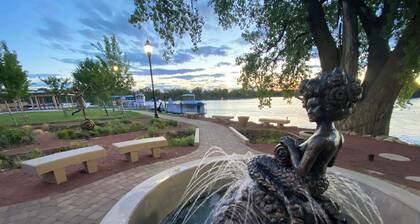 Central Downtown Stay with flex space