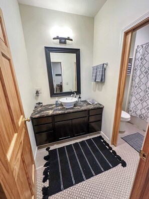 Douche, sèche-cheveux, serviettes fournies