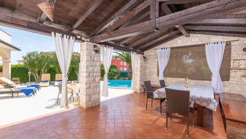 Villa | Outdoor dining