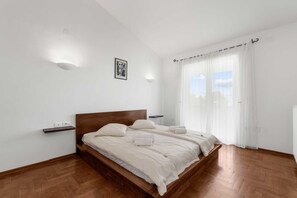 3 habitaciones y tabla de planchar con plancha 