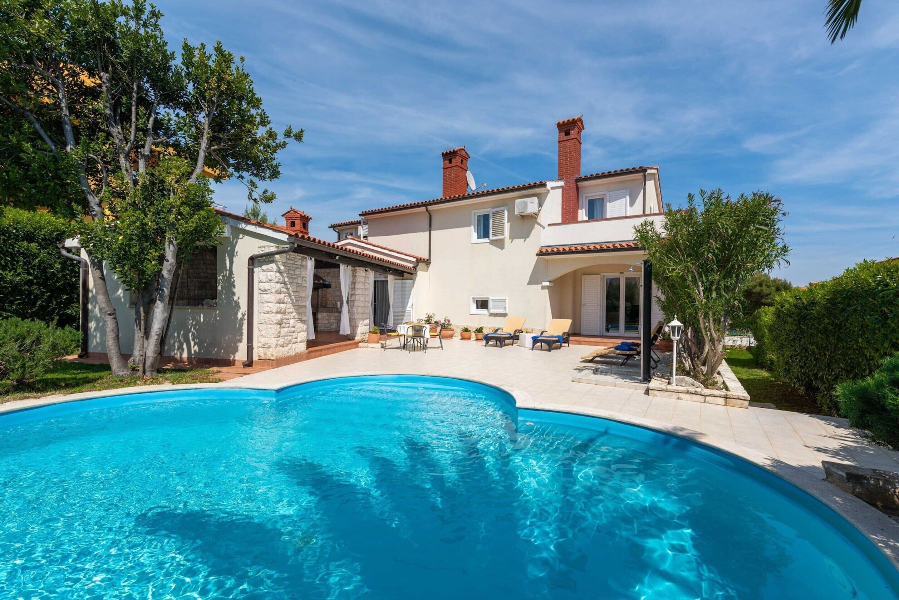 Villa | Piscina | Una piscina cubierta, una piscina al aire libre