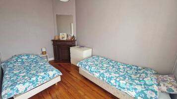 5 slaapkamers, een strijkplank/strijkijzer, reisbedje, wifi