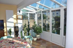 Outdoor dining - Charming house 5 minutes from the beach (Dives-sur-Mer)