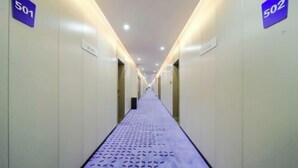 A hotel hallway with doors numbered 501 and 502. - 7Days Inn Hotel (Zhoukou Wuyi Square City Central Hospital) (Zhoukou)