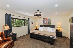 4 bedrooms, iron/ironing board, WiFi, bed sheets