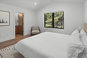 5 bedrooms, desk, iron/ironing board, travel crib