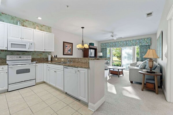 Kühlschrank, Mikrowelle, Herdplatte, Geschirrspüler