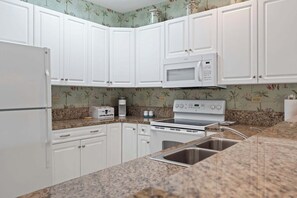 Kühlschrank, Mikrowelle, Herdplatte, Geschirrspüler