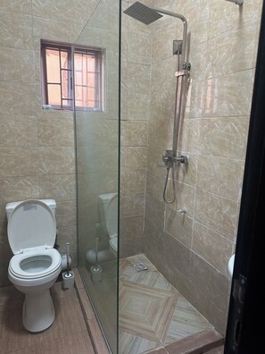 Shower, towels - The black room- Where style meets comfort in VI (Lagos)