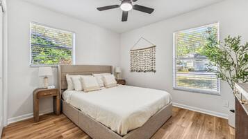 3 chambres, bureau, fer et planche Ă repasser, lit parapluie