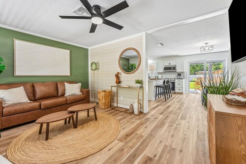 Charming 3Bed House in Crystal River, 5 min to Boat ramp Sleeps 8