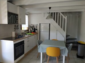 Réfrigérateur, micro-ondes, four, plaque de cuisson