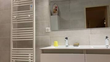 Douche, sĂšche-cheveux, savon