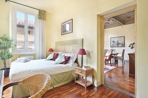 2 habitaciones, tabla de planchar con plancha, cuna de viaje y wifi
