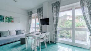 Apartment (0 Bedroom) | Living area | 32-inch TV with cable channels - Baracca 5 (Rapallo)