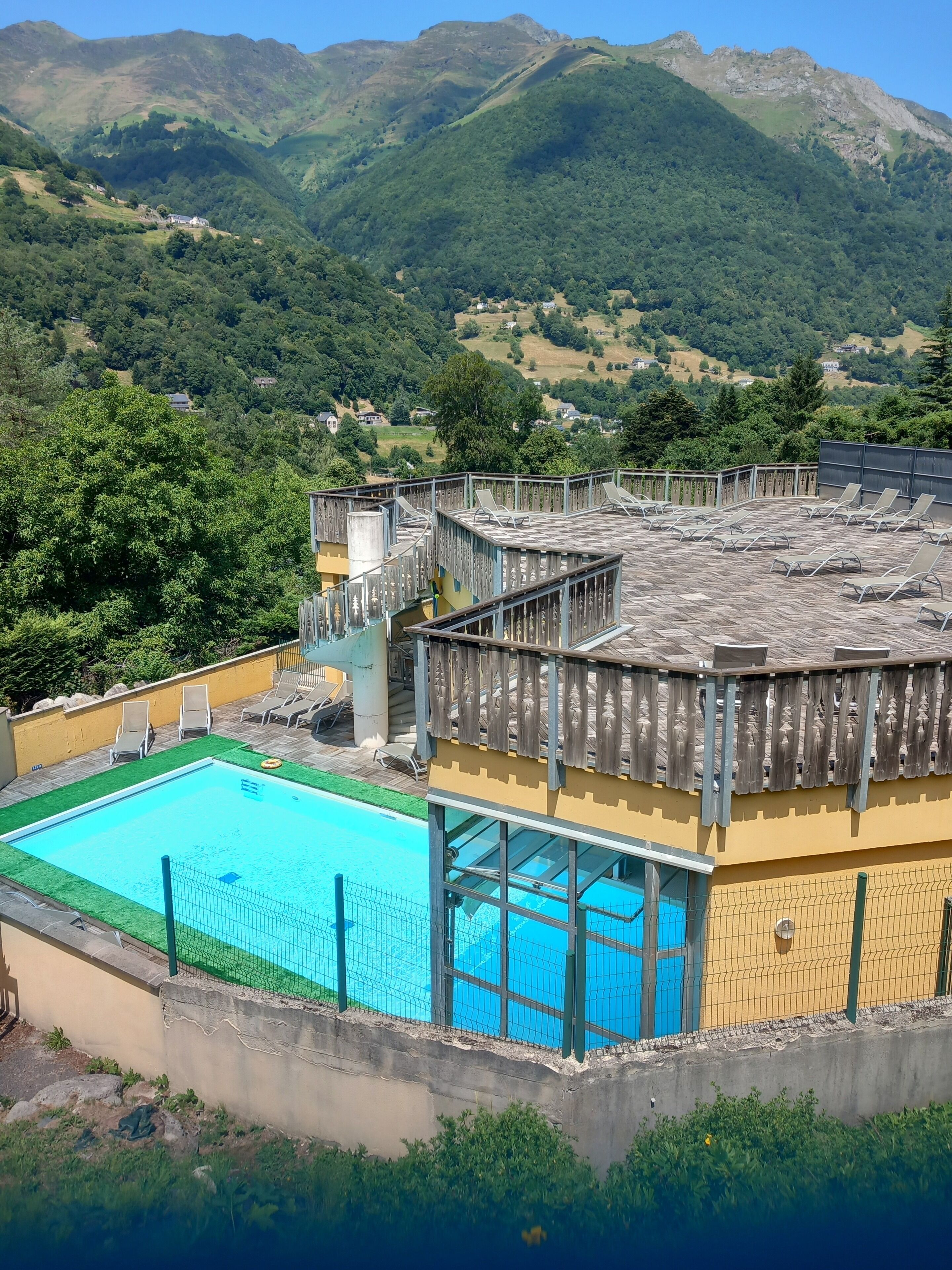 Una piscina cubierta, una piscina al aire libre