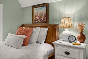 3 bedrooms, desk, iron/ironing board, travel crib