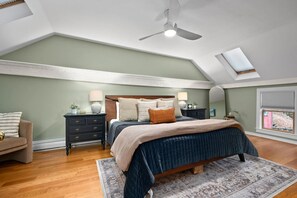 3 chambres, bureau, fer et planche à repasser, lit de bébé portatif
