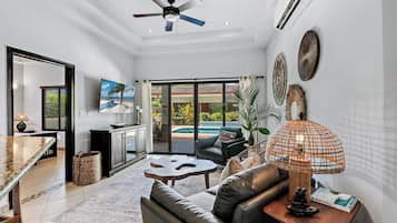 Nhà, quang cảnh vườn | Khu phòng khách | TV