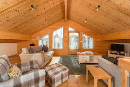 Lodge in Caldecott Hall With Private Hot Tub