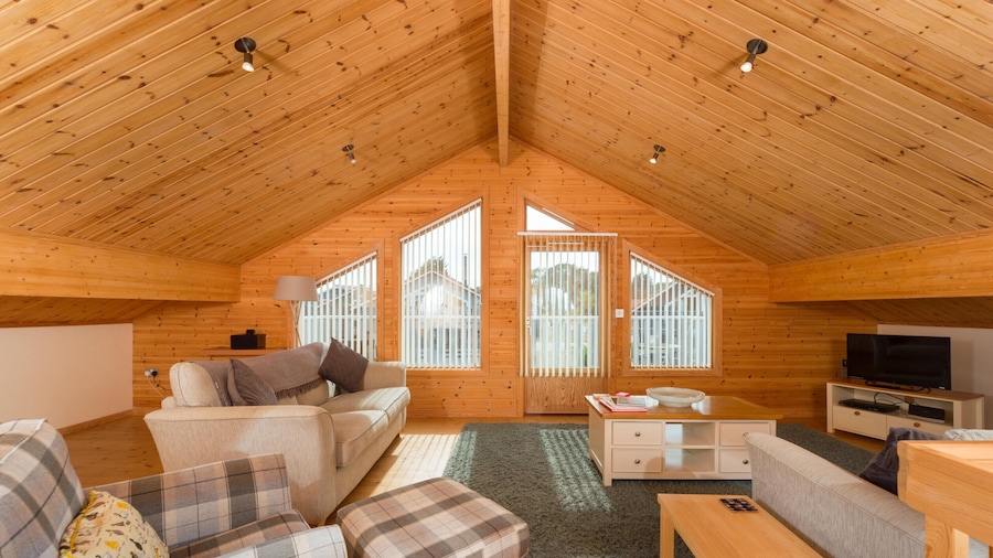 Lodge in Caldecott Hall With Private Hot Tub