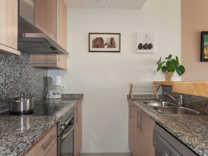 Private kitchen - Garden-view Apartment in Roses Near Beach (Roses)