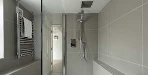 Douche, séchoir à cheveux, serviettes fournies, savon