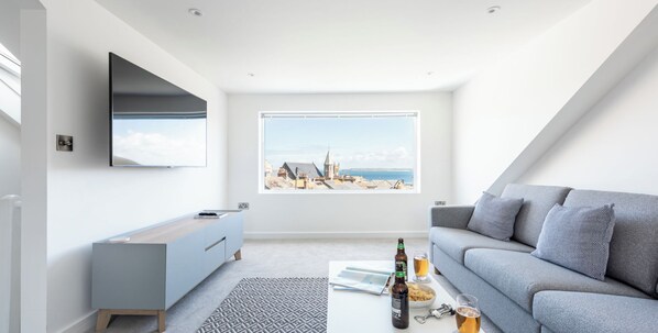 Smart TV - Centrally located 4 bedroom house, sea views of St Ives, close to beaches & town (St Ives)