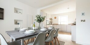 Dining - Centrally located 4 bedroom house, sea views of St Ives, close to beaches & town (St Ives)