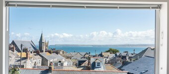 Centrally located 4 bedroom house, sea views of St Ives, close to beaches & town