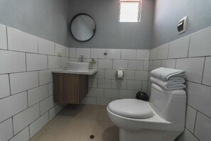 Sèche-cheveux, serviettes fournies, savon, papier toilette