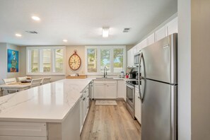 Fridge, microwave, oven, stovetop - Seascape Boardwalk Villa 199*5 minute walk to beach! (Miramar Beach)