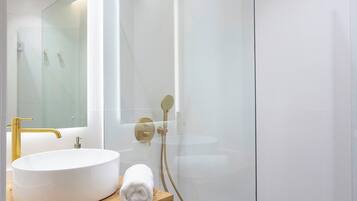 Een douche, een haardroger, handdoeken