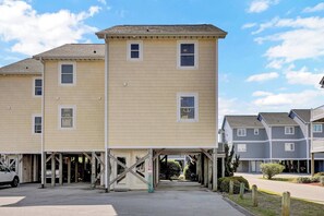 Exterior - 🌴 Ocean Breeze 4BR | Private Beach Walkway (Surf City)