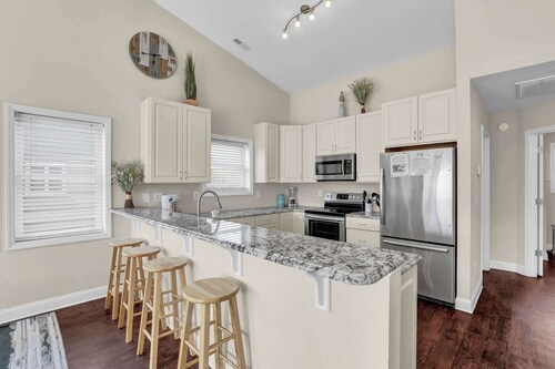 🌴 Ocean Breeze 4BR | Private Beach Walkway