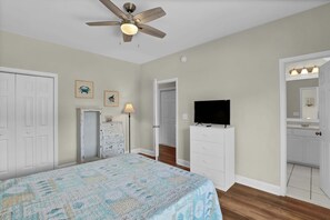 4 bedrooms, WiFi, bed sheets - 🌴 Ocean Breeze 4BR | Private Beach Walkway (Surf City)