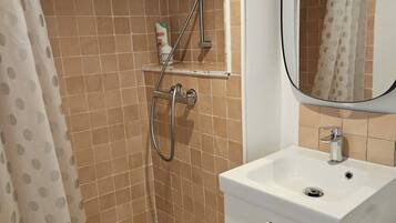 Douche, sĂšche-cheveux, serviettes fournies, papier toilette