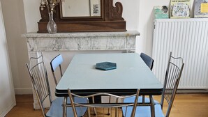 A dining area with a marble fireplace, a large mirror, and a radiator. - Spacious, bright and central self-contained studio in a chambre d'hôte (Marseille)