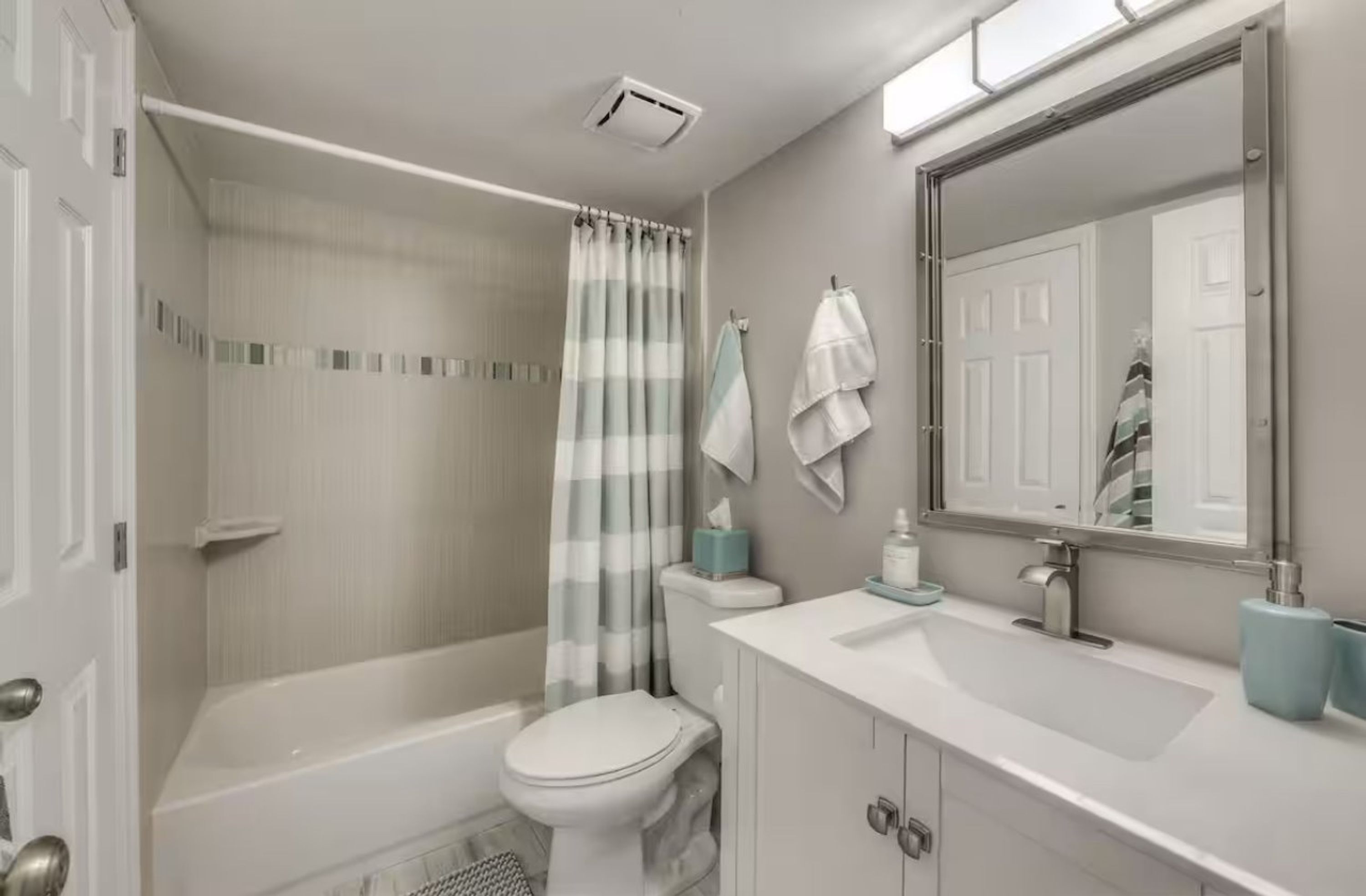 Un baño con bañera, inodoro y lavamanos.