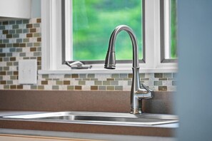 Dusj, hårføner og sjampo