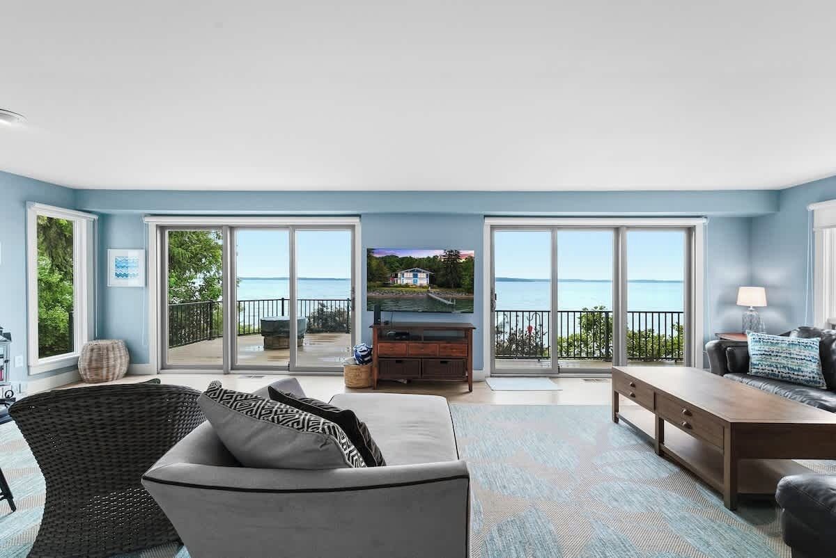 Télévision, cheminée, espaces bureaux