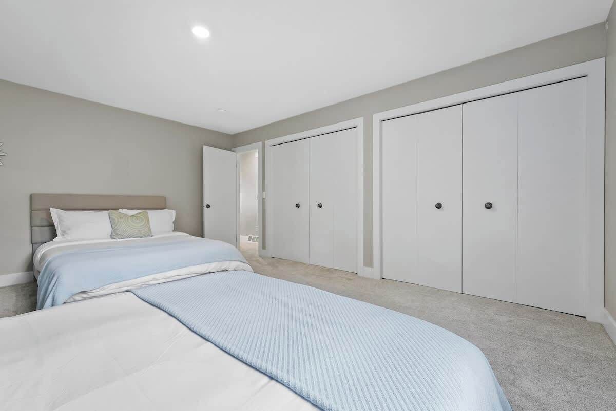 4 bedrooms, travel crib, WiFi, bed sheets