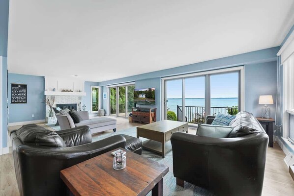 Télévision, cheminée, espaces bureaux