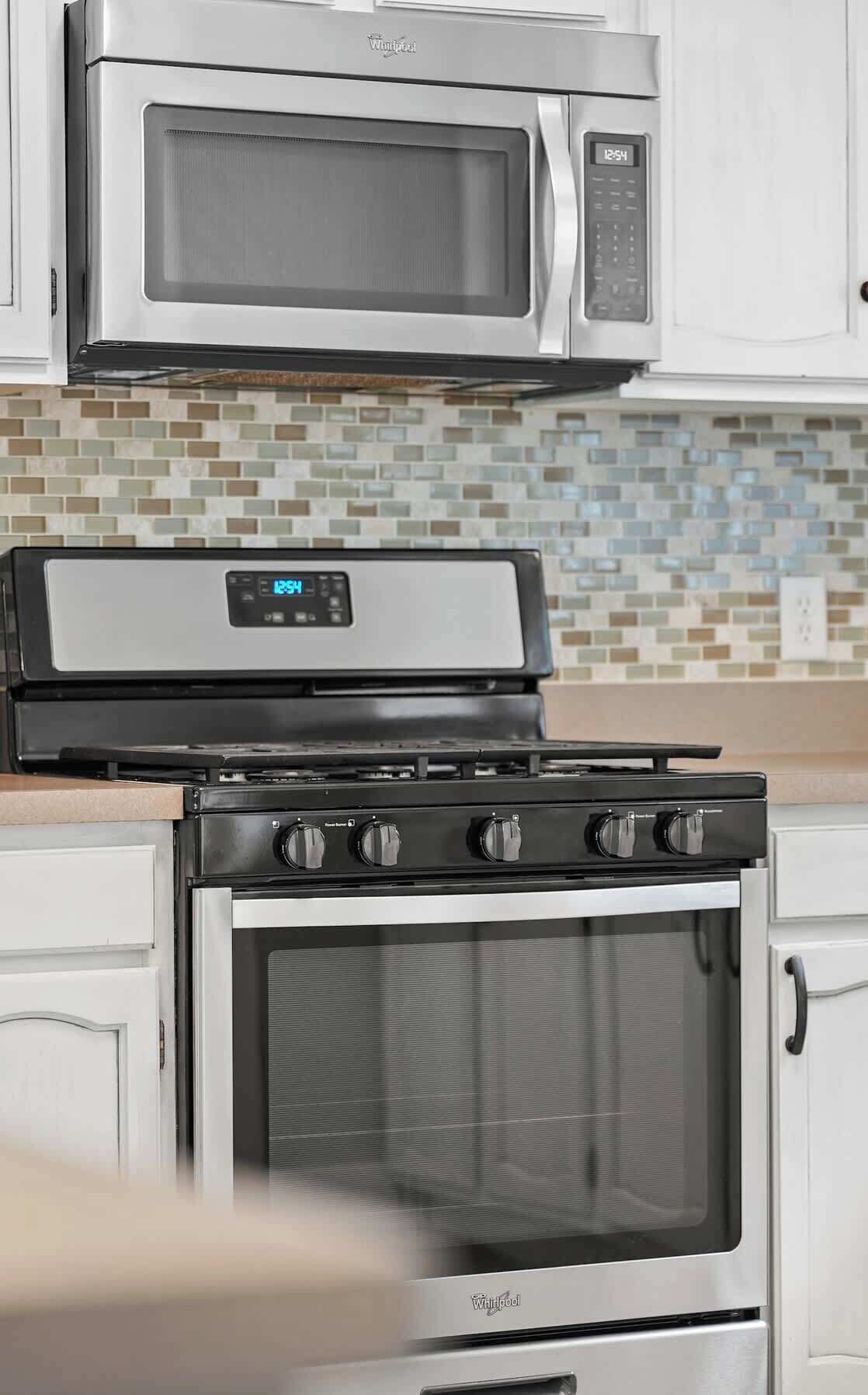 Refrigerador, microondas, horno y parrilla de estufa 