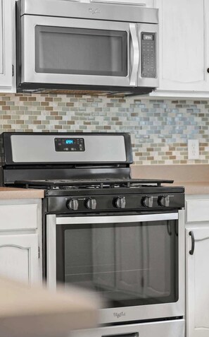 Kjøleskap, mikrobølgeovn, ovn og kokeplater