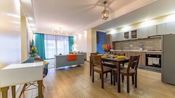 Apartment, 2 Bedrooms, Smoking, Balcony | Dining room