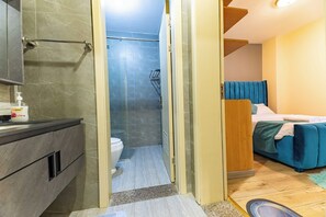 Apartment, 2 Bedrooms, Smoking, Balcony | Bathroom | Toilet paper