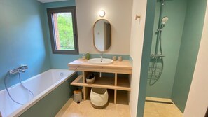 Dusj, hårføner og toalettpapir