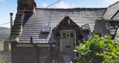Top Cottage is a charming retreat in the coastal town of Barmouth with sea views