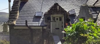 Top Cottage is a charming retreat in the coastal town of Barmouth with sea views